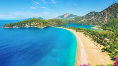 Türkiye’nin lider seyahat platformu ENUYGUN.com berrak denizi, altın sarısı kumsalları,